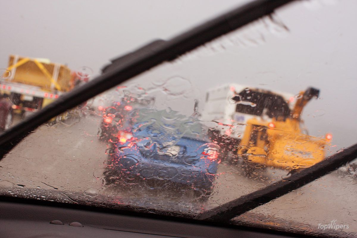 Zwei Scheibenwischer im Regen auf einer Windschutzscheibe