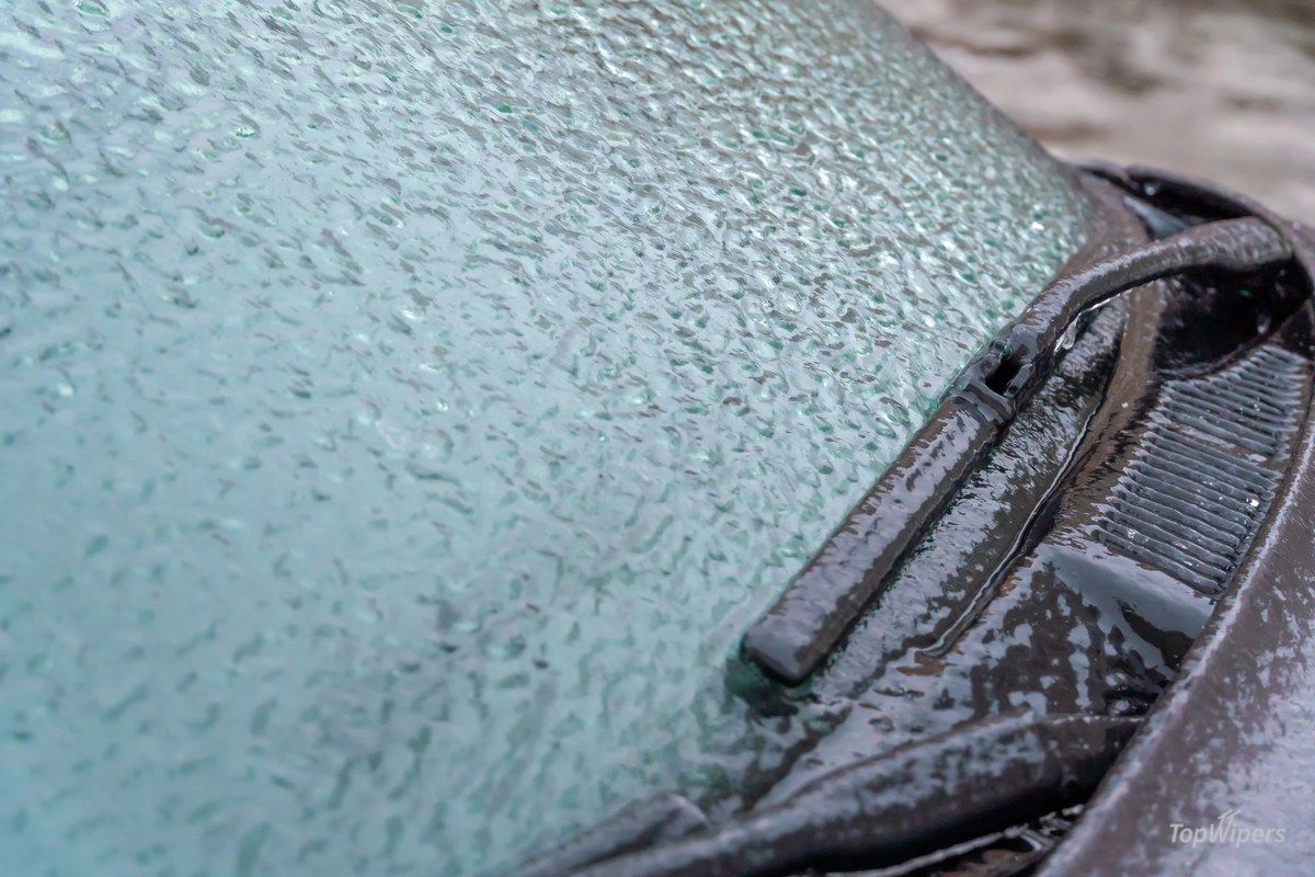 Balais d'essuie-glace collés par le gel sur un pare-brise givré