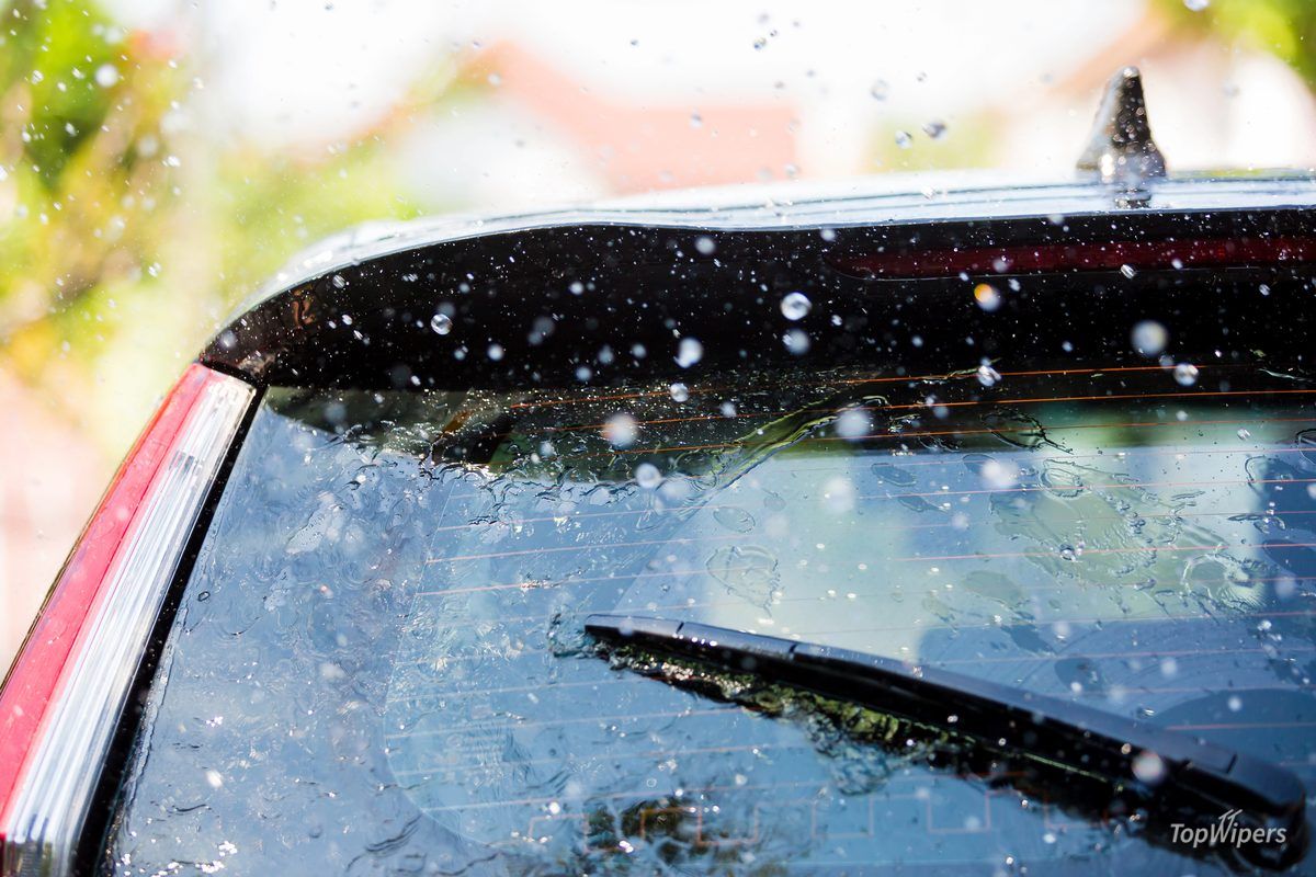 Heckscheibe eines Kombis mit Heckwischer bei Regen und Dämmerlicht