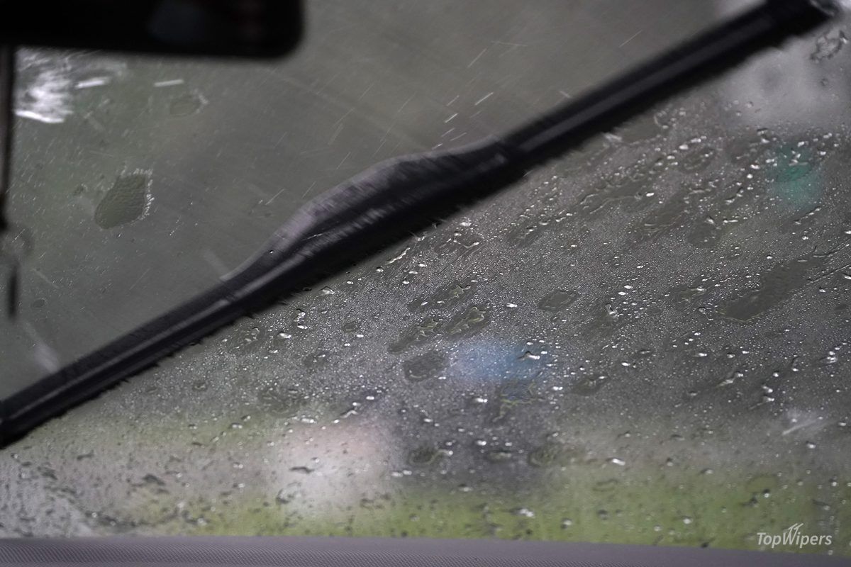 Abgenutzter Scheibenwischer bei Regen auf der Windschutzscheibe