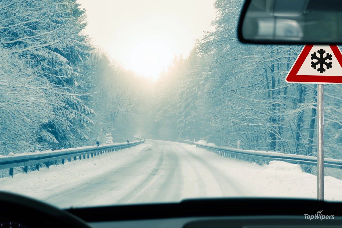 Balais d’essuie-glace d’hiver sur un pare-brise enneigé