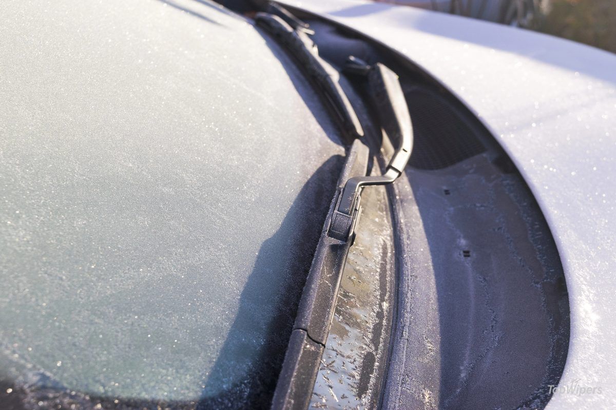 Eisansatz an einem Scheibenwischer im Winter